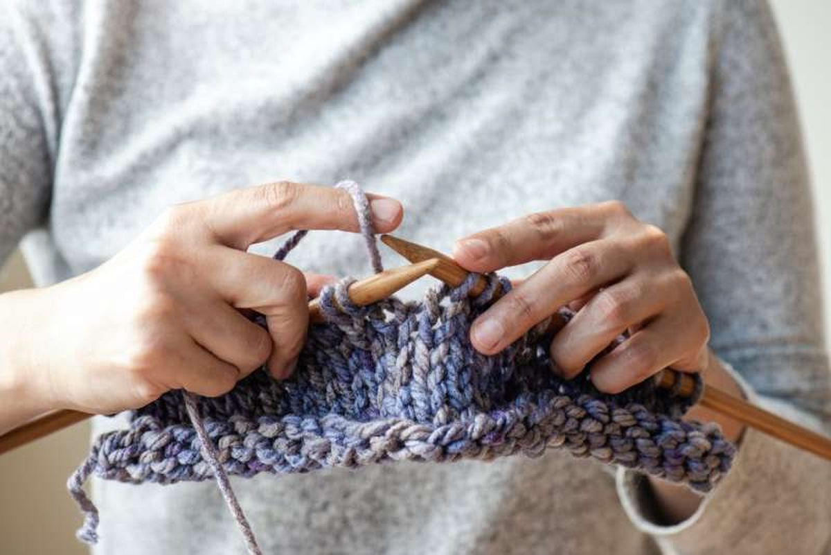 Hacer punto del revés o punto espiga.