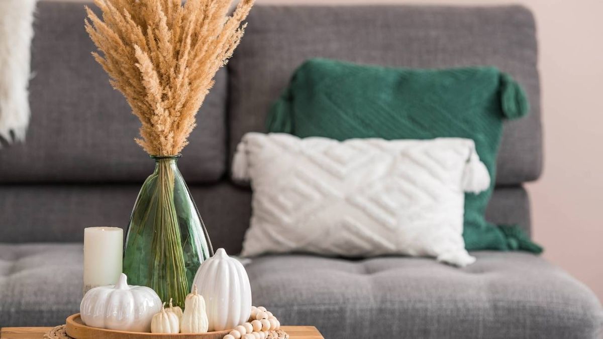 Salón con decoración otoñal.