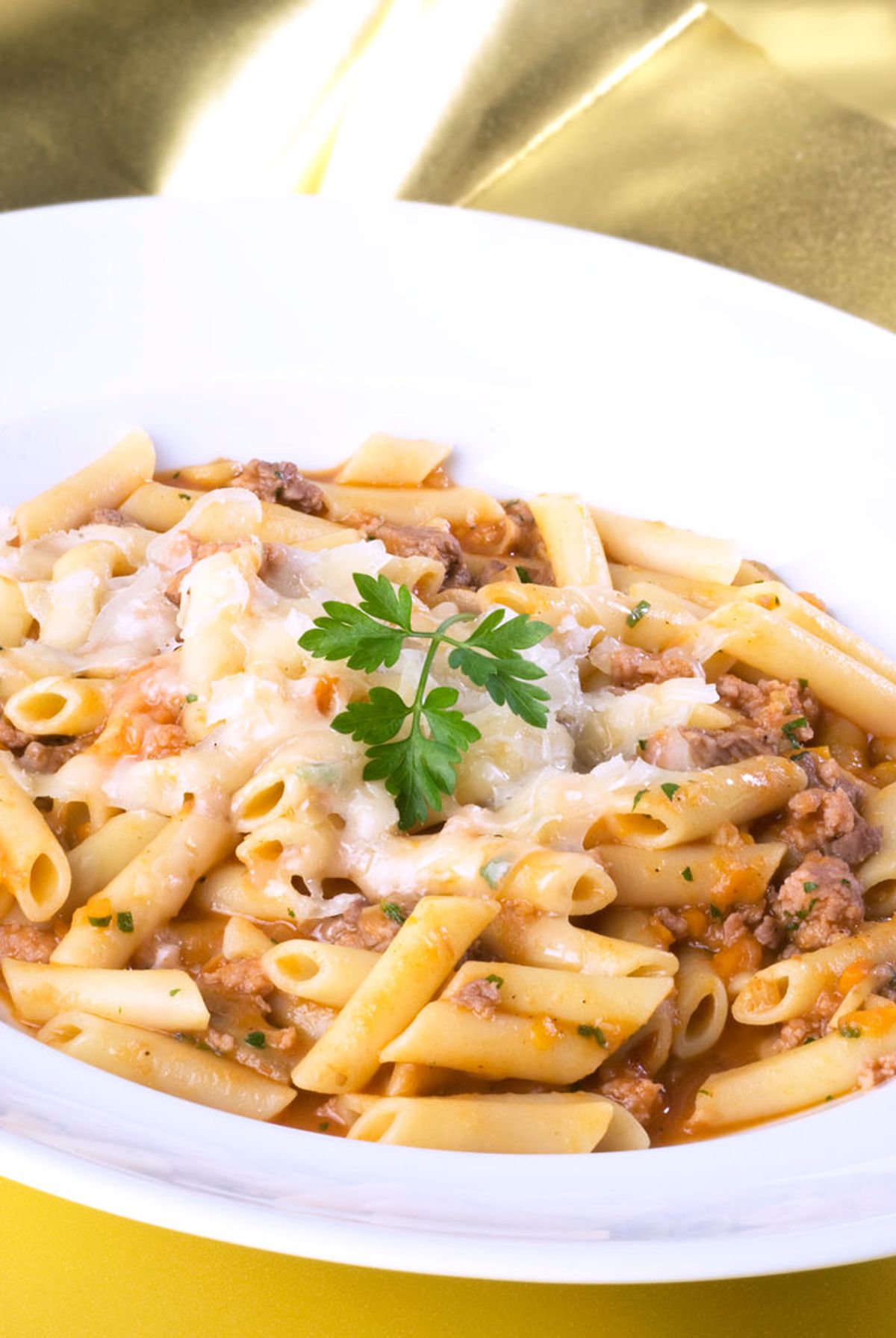 Macarrones con salsa ragú y queso