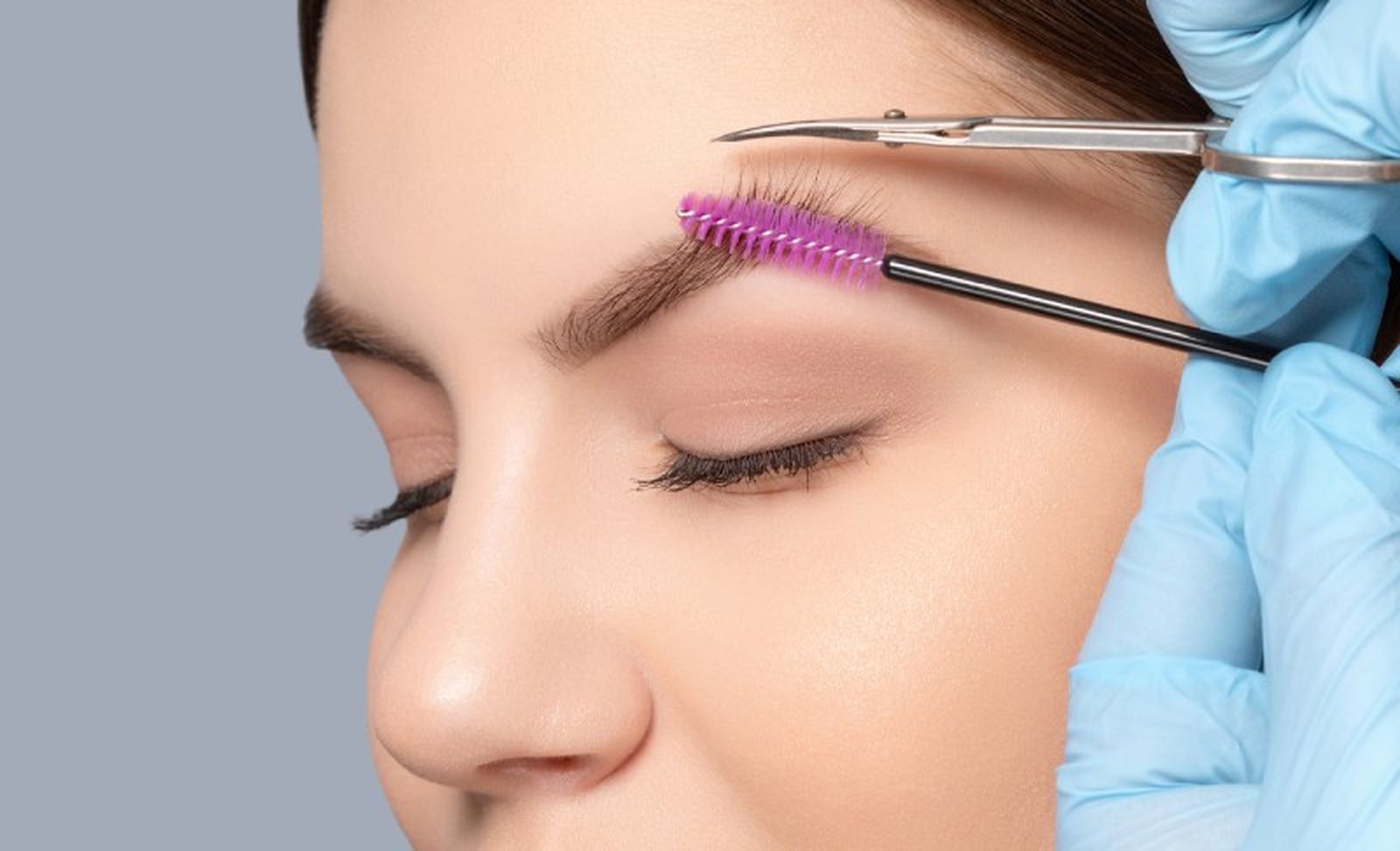 Con ayuda de un peine para cejas puedes recortar los pelos que sobresalgan