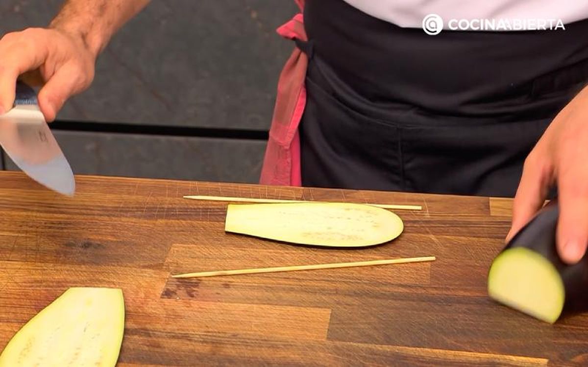 Repite el procedimiento hasta haber cortado toda la berenjena