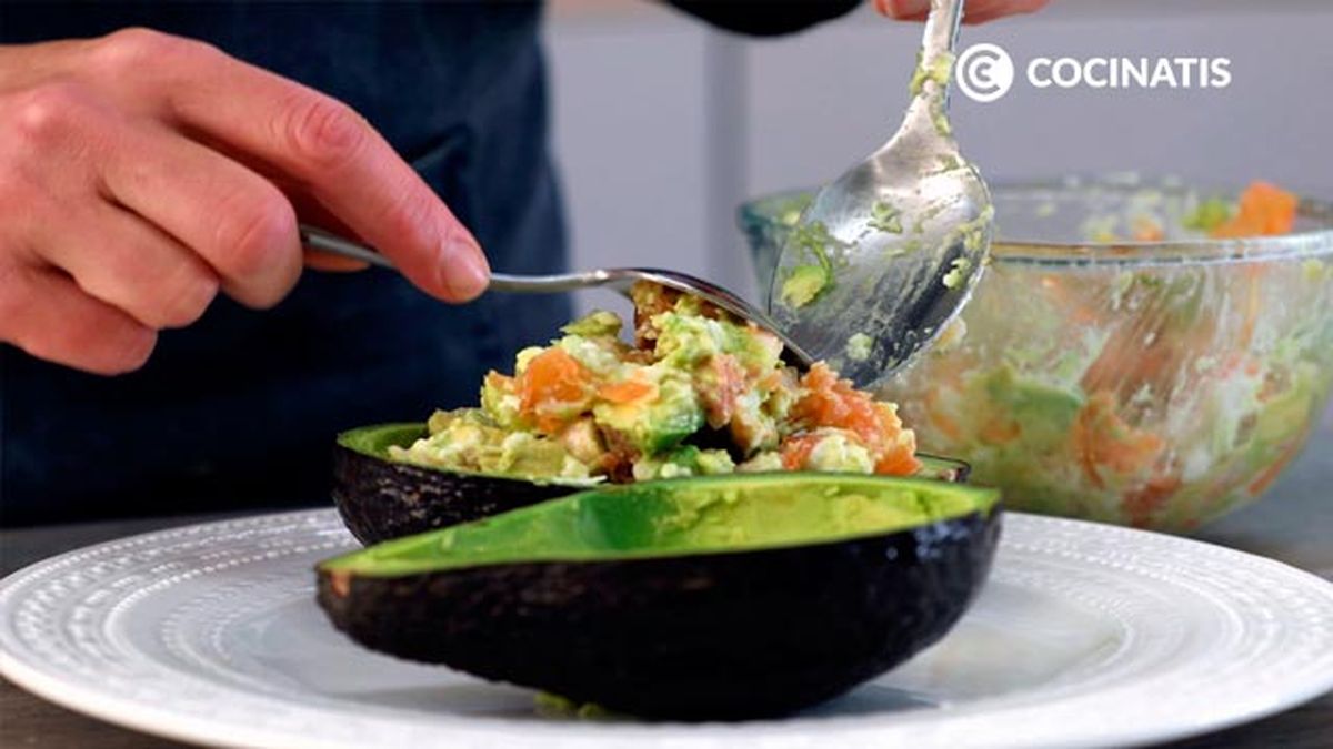 Receta de ensalada de aguacate, salmón y gambas  paso 4