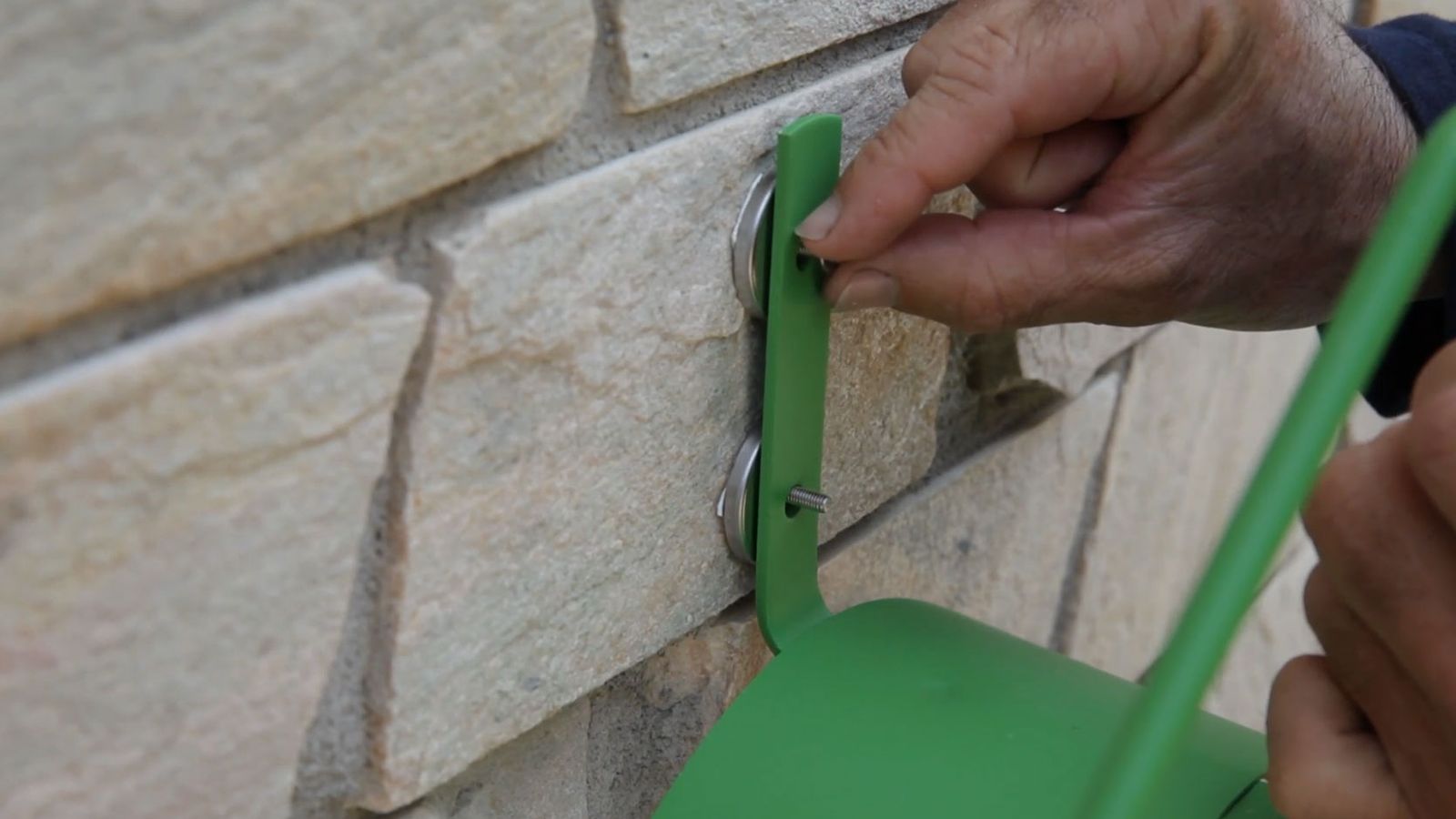 Cómo colocar un tornillo adhesivo