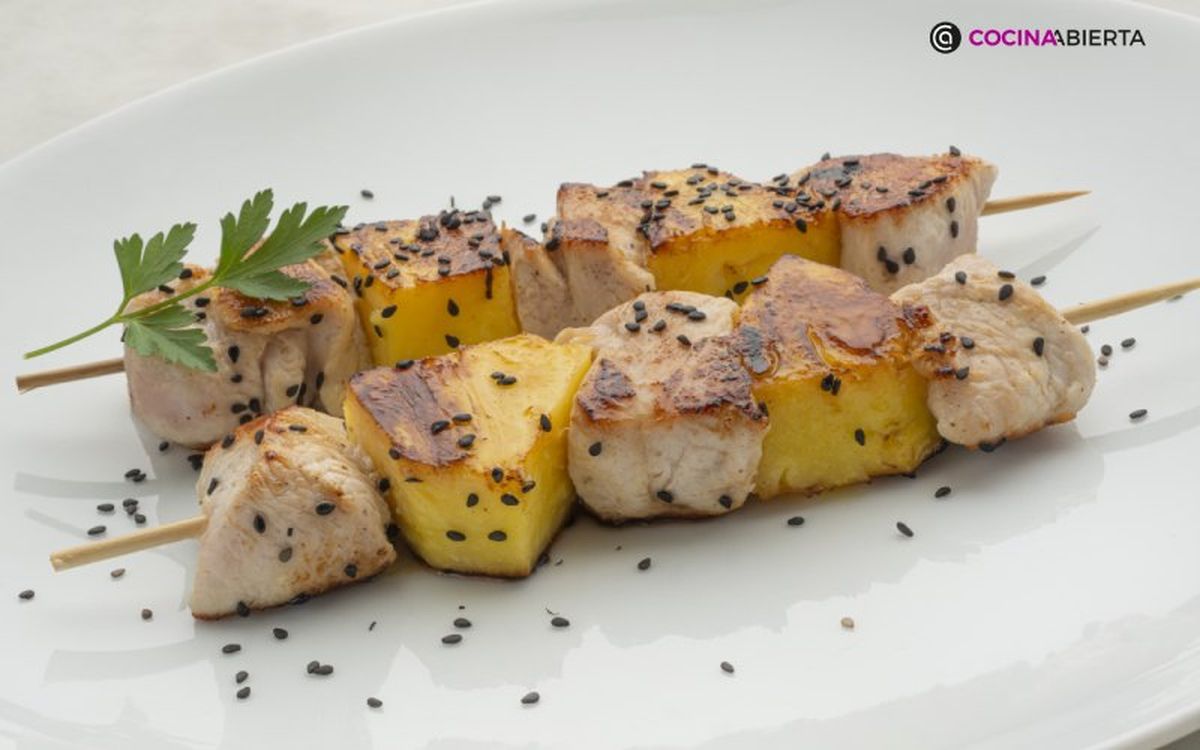 Las brochetas pueden ser originales como estas de pavo y piña