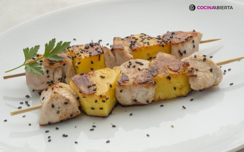 Las brochetas pueden ser originales como estas de pavo y piña