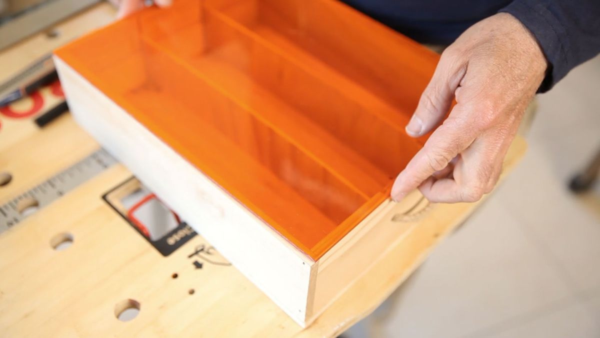 Cómo fijar una tapa para una caja con cinta americana paso 1