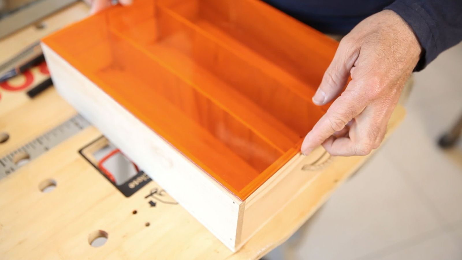 Cómo fijar una tapa para una caja con cinta americana paso 1