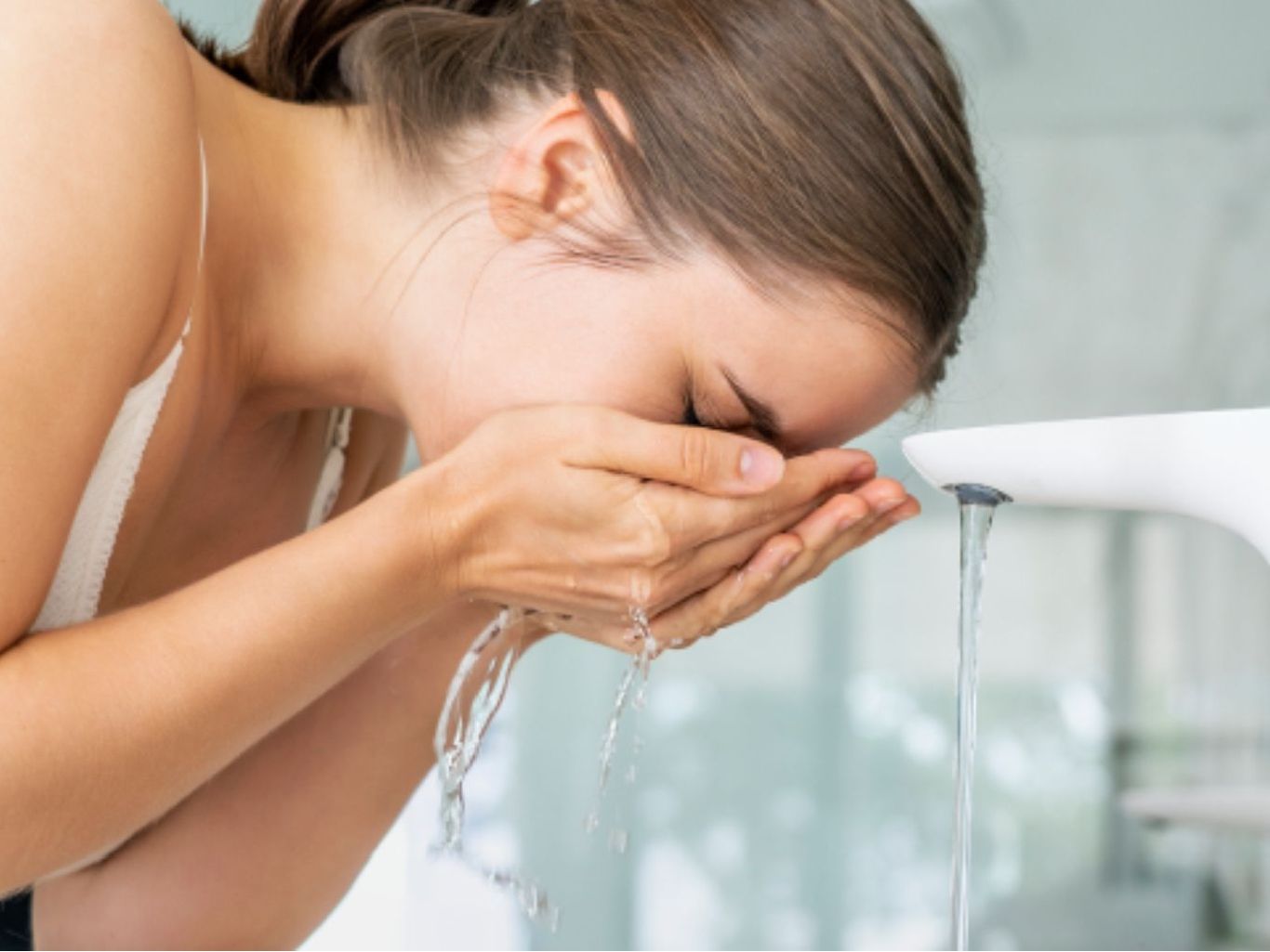 Aclarado con agua en la doble limpieza facial