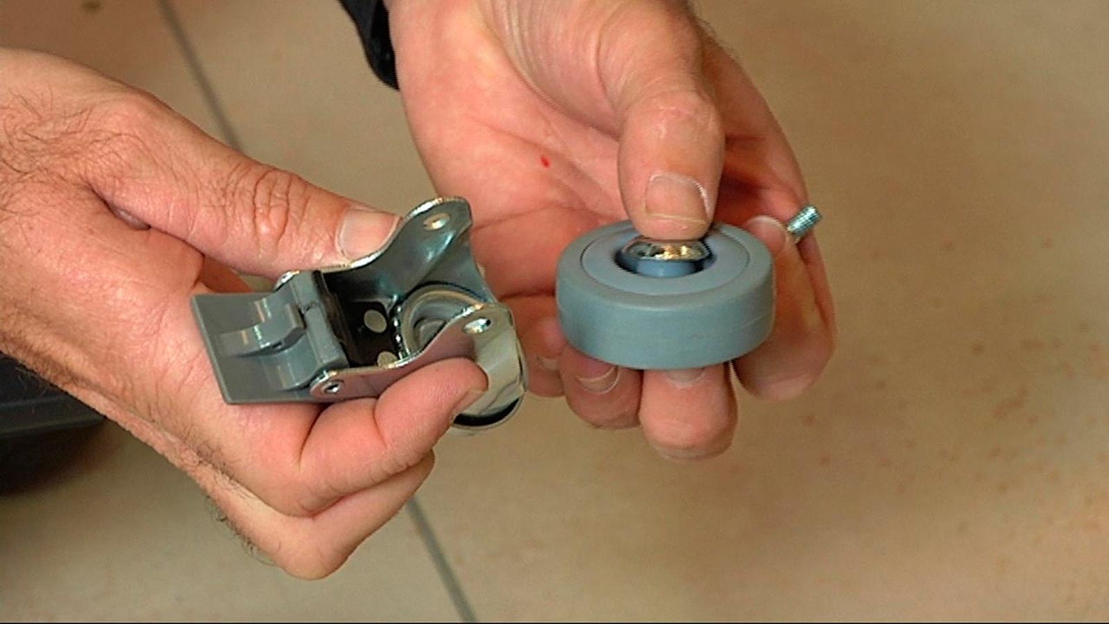 Colocar ruedas en patas de mesa paso 4