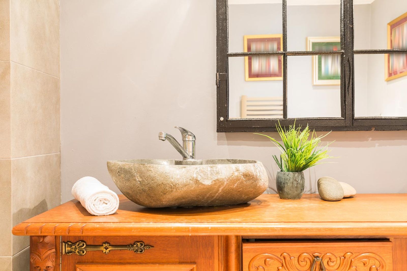 Madera y piedra para decorar el baño 4