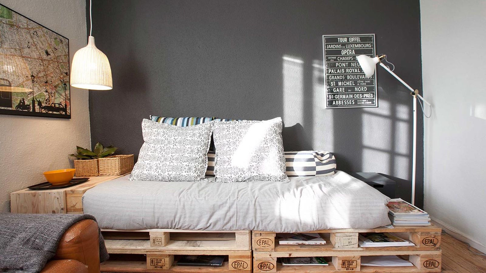 Sala de estilo industrial con palés 1