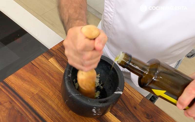 Incorpora el aceite de oliva
