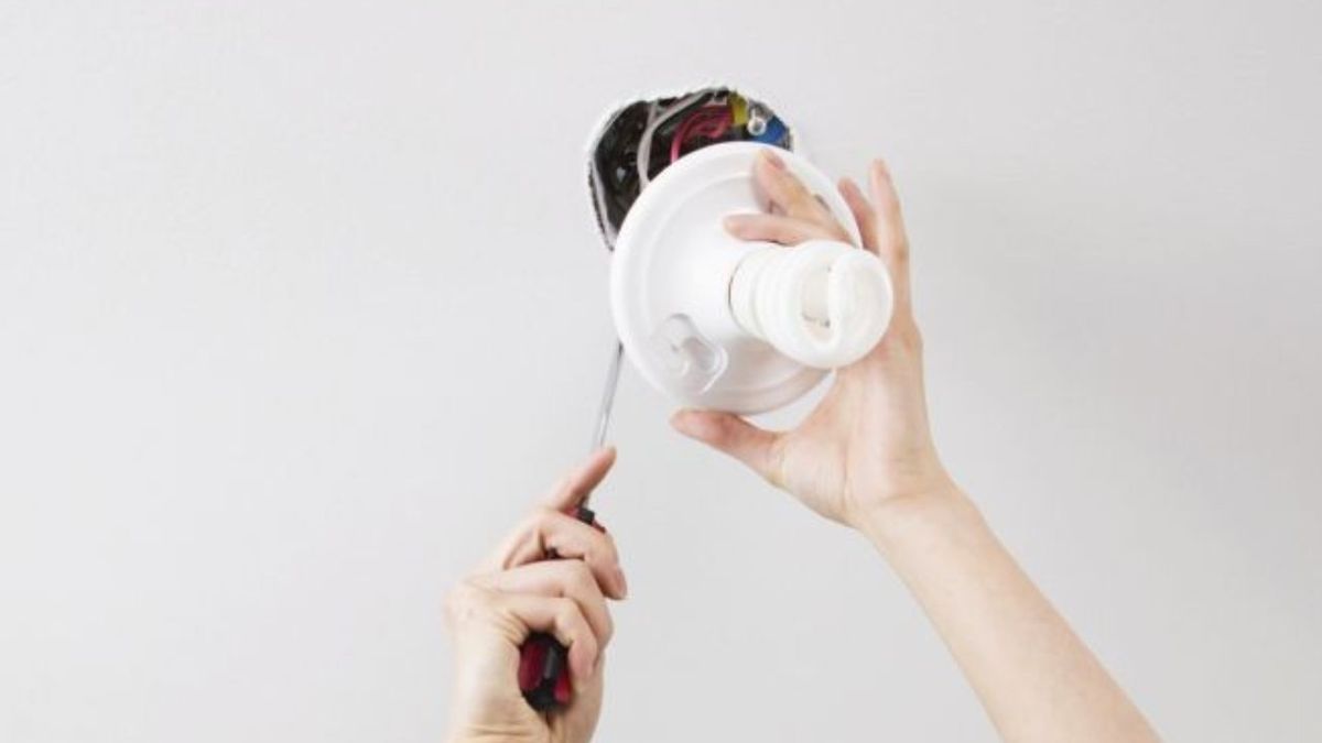 Persona coloca un portalámparas