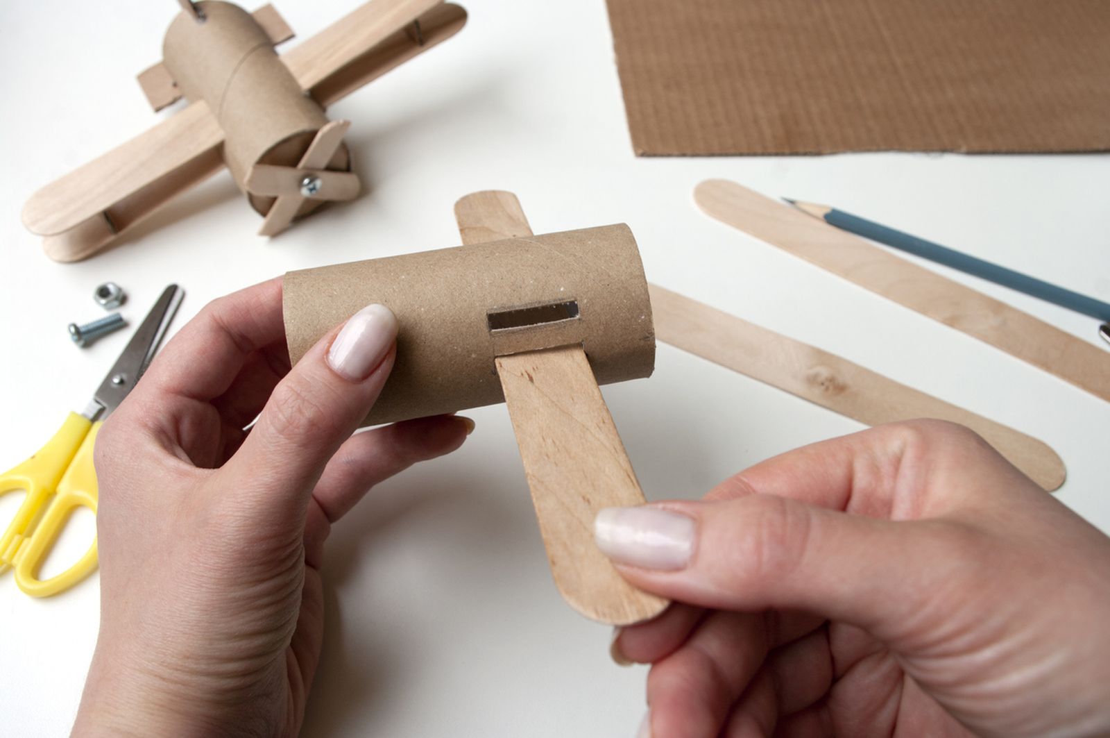 como hacer avion carton papel higienico y palos de polo paso 3