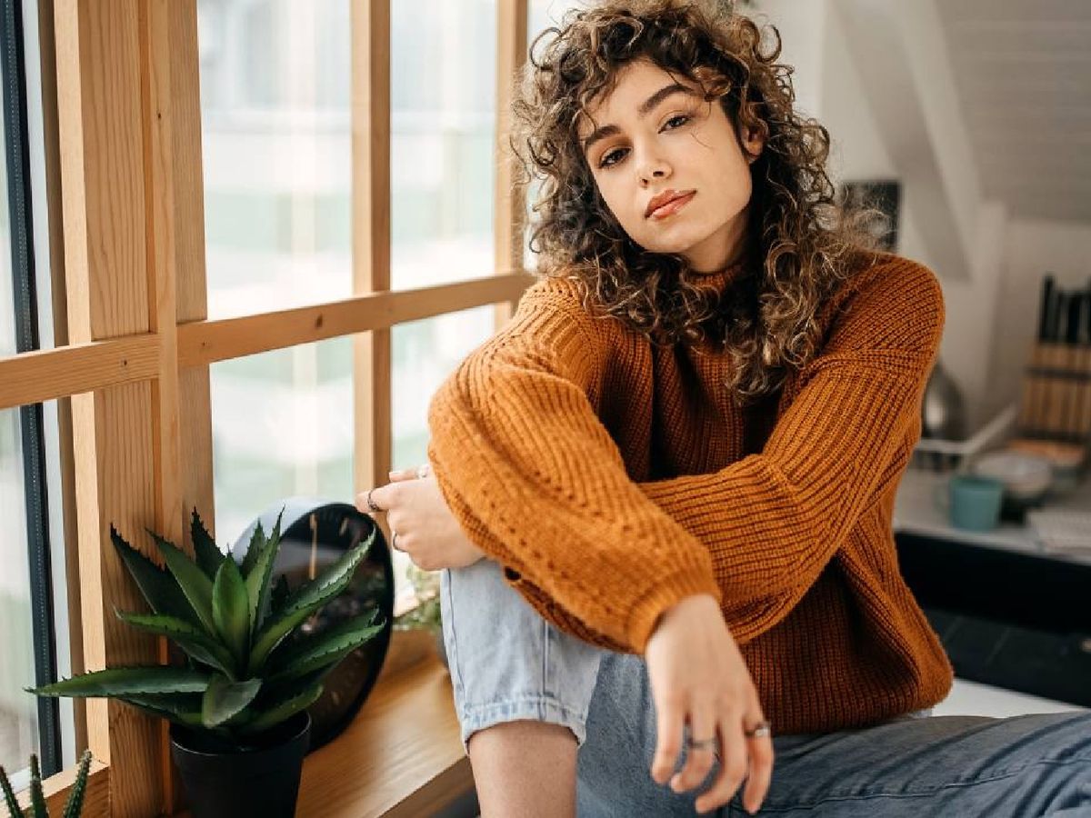 Corte wolf cut en cabello rizado