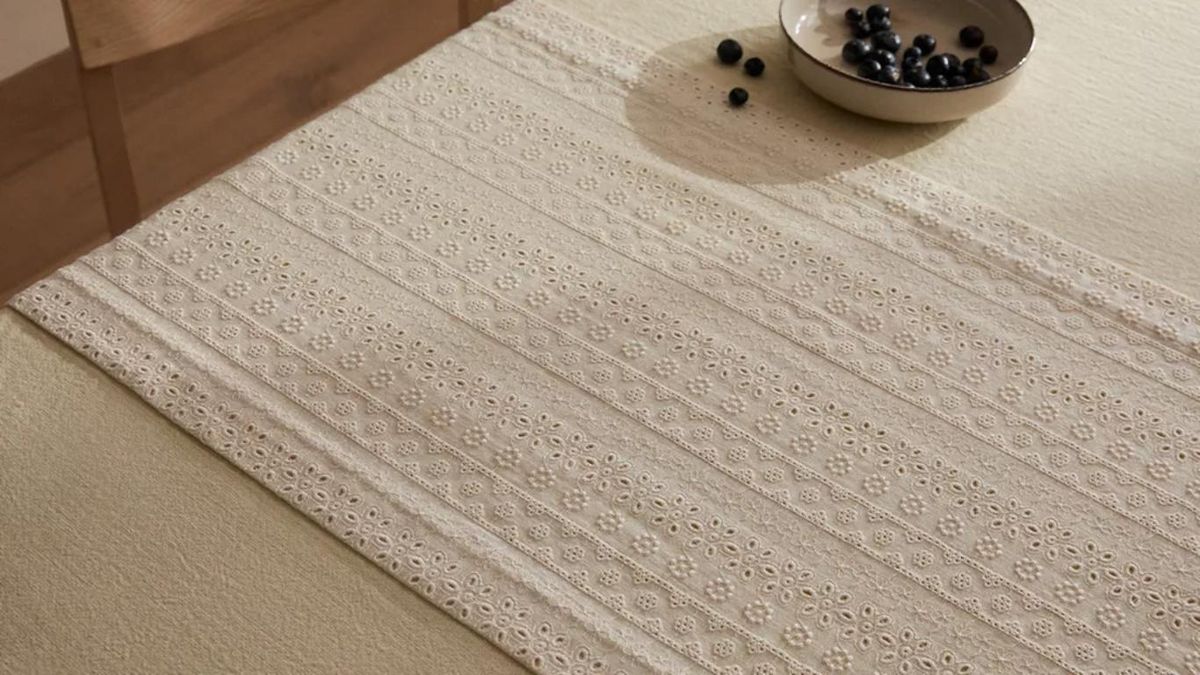 Camino de mesa bordado.