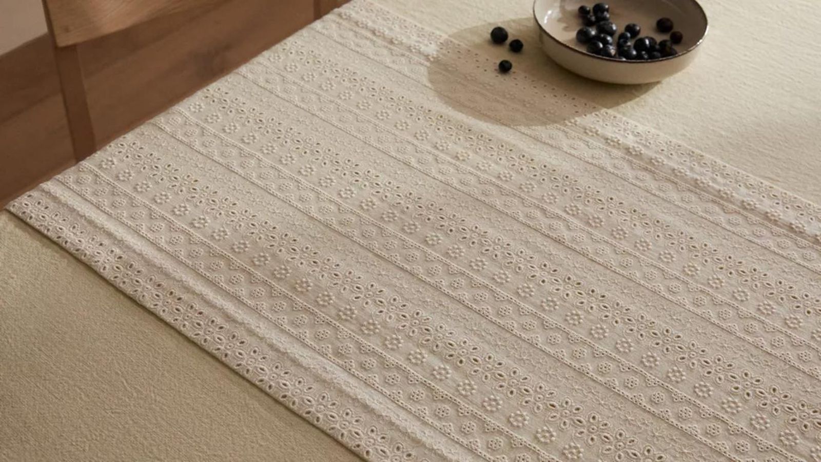 Camino de mesa bordado.