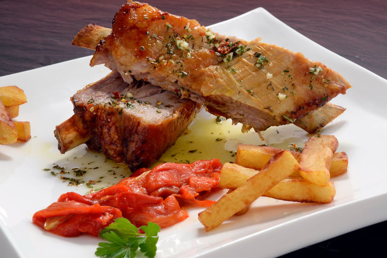 Costilla con patatas y pimientos