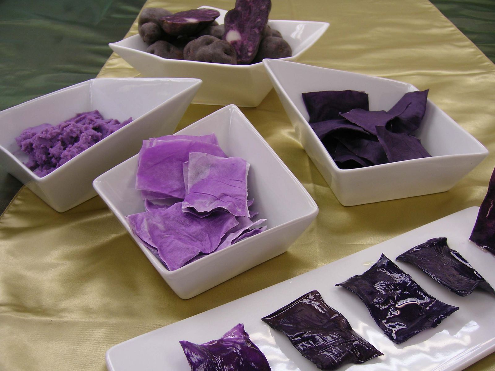 Puré y láminas de patata azul