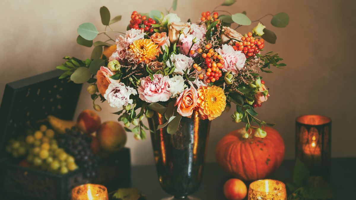 arreglo floral crisantemos calabzas hogar