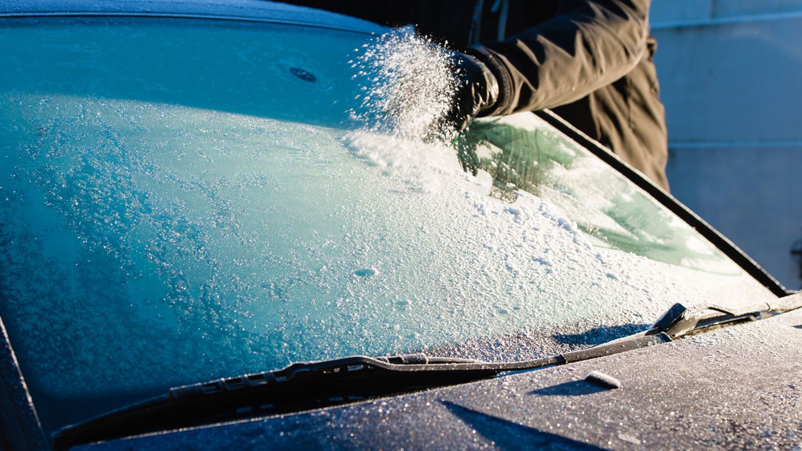 quitar hielo parabrisas