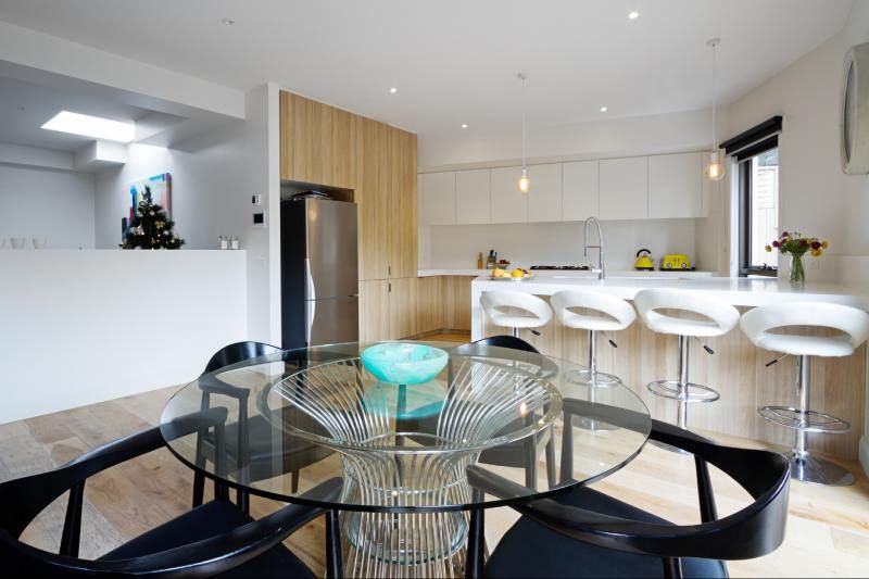 Mesa de cristal elegante e impecable