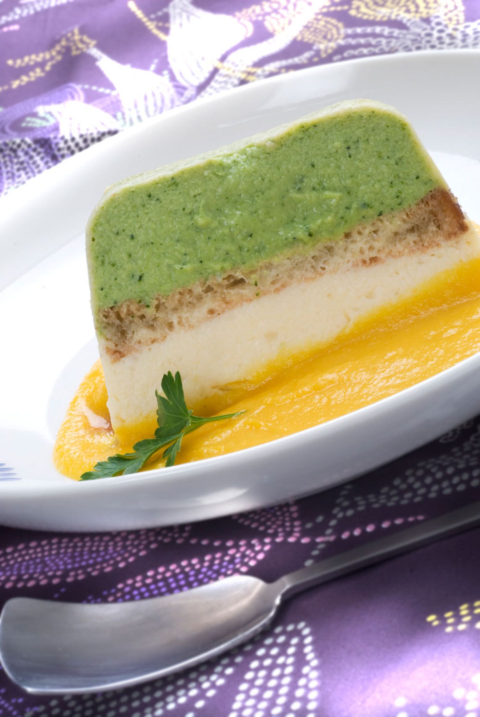 Pastel de brócoli y coliflor con crema de zanahoria