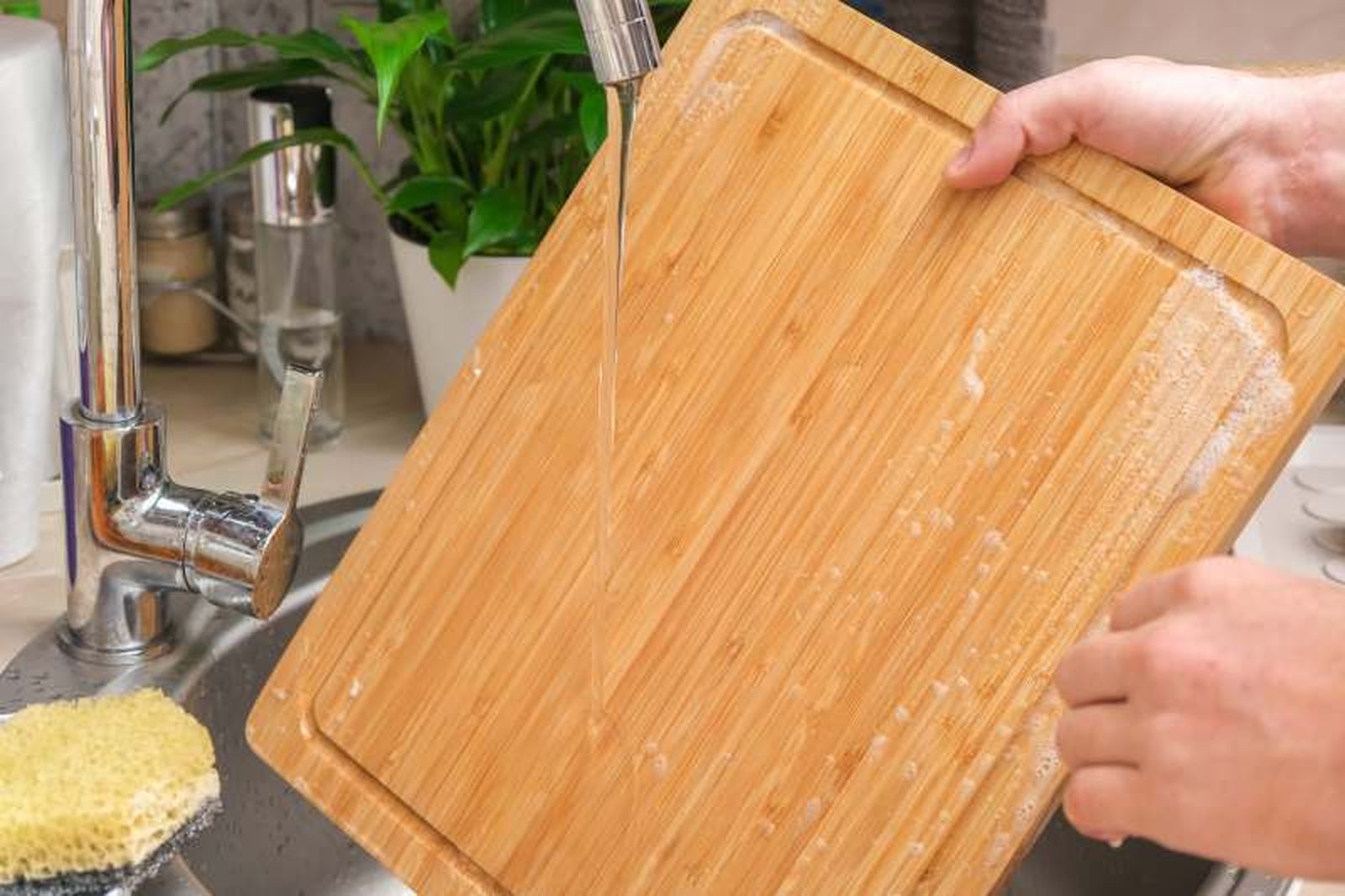 El vinagre y el limón son aliados para desinfectar las tablas de cortar alimentos