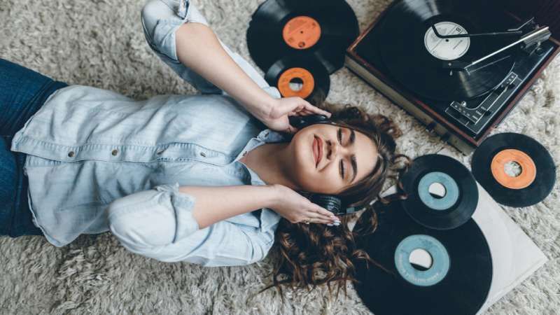 Unos auriculares de diadema o inalámbricos son perfectos para regalar en Navidad
