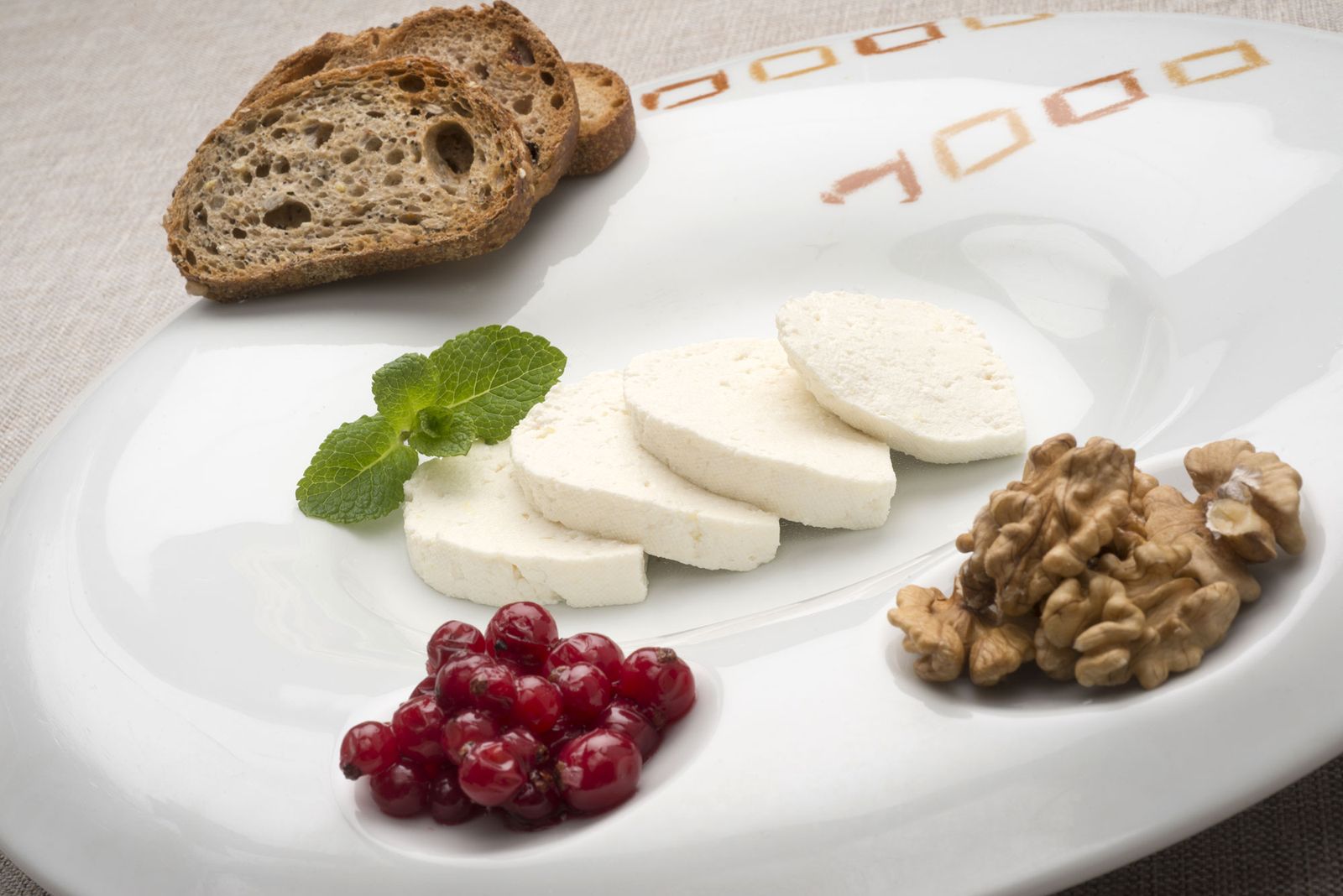 6125 2 Requeson con nueces y salsa de grosellas xl