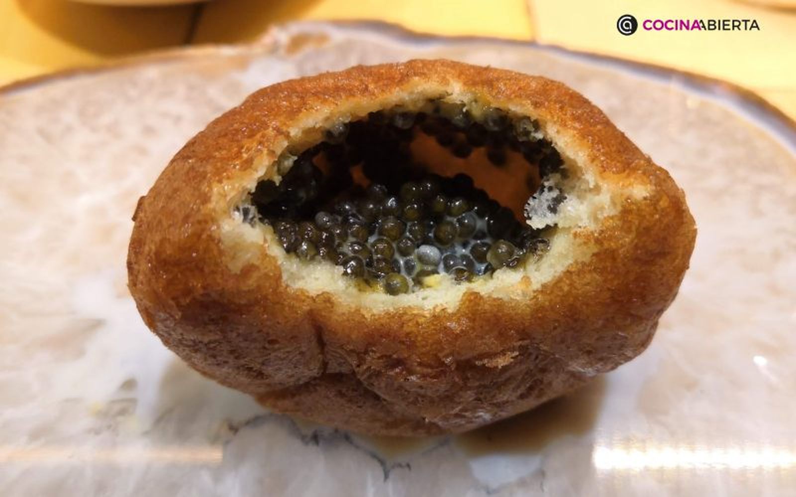 El panchino relleno de caviar beluga, uno de los platos icónicos del restaurante Disfrutar