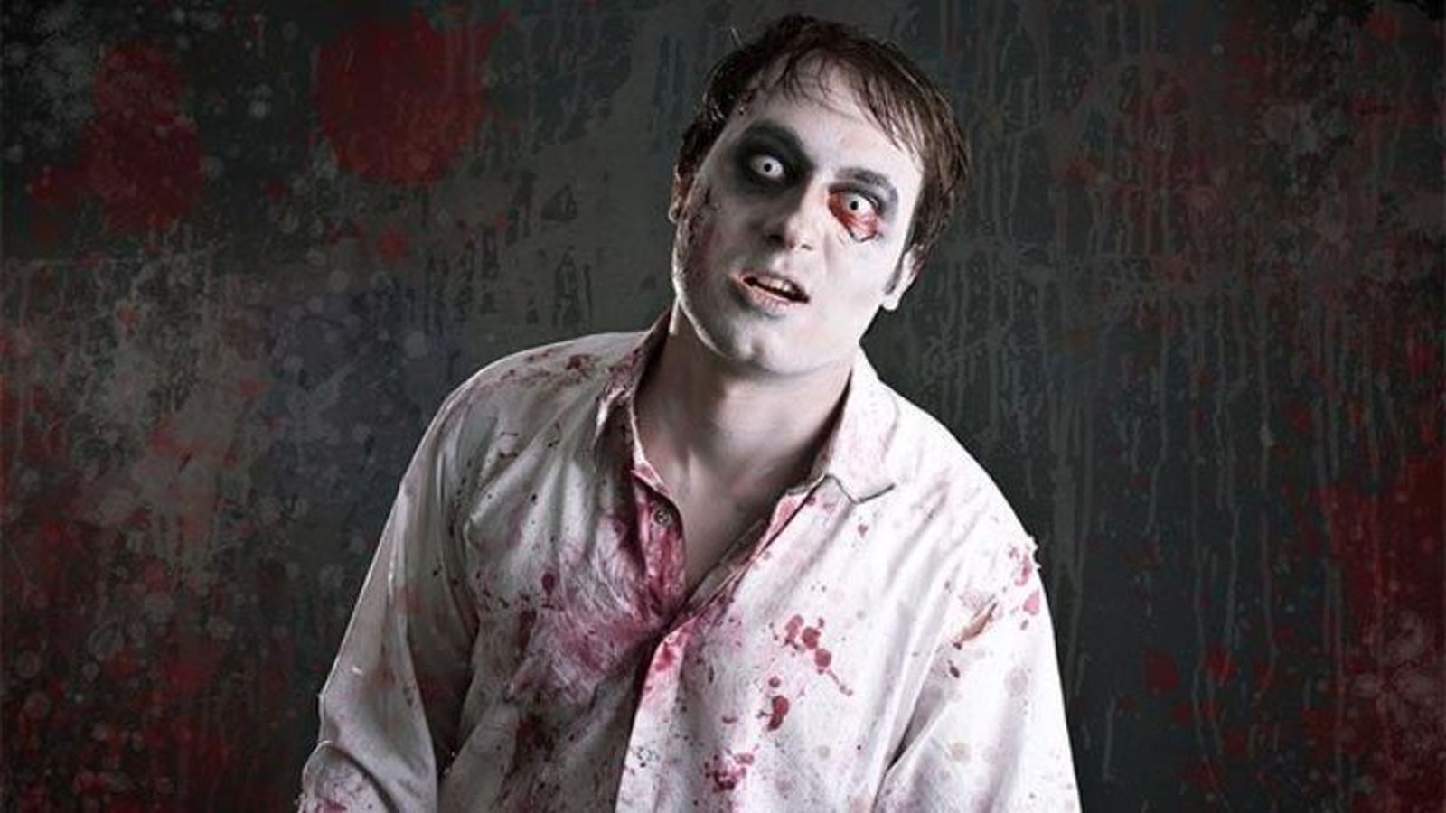 Puedes añadir lentillas de colores a tu maquillaje de zombie