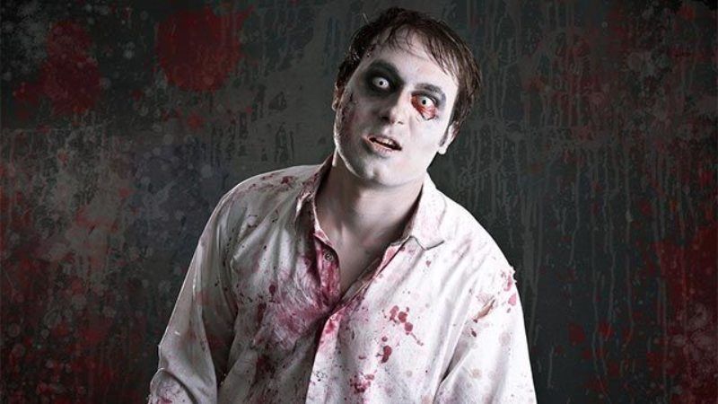 Puedes añadir lentillas de colores a tu maquillaje de zombie
