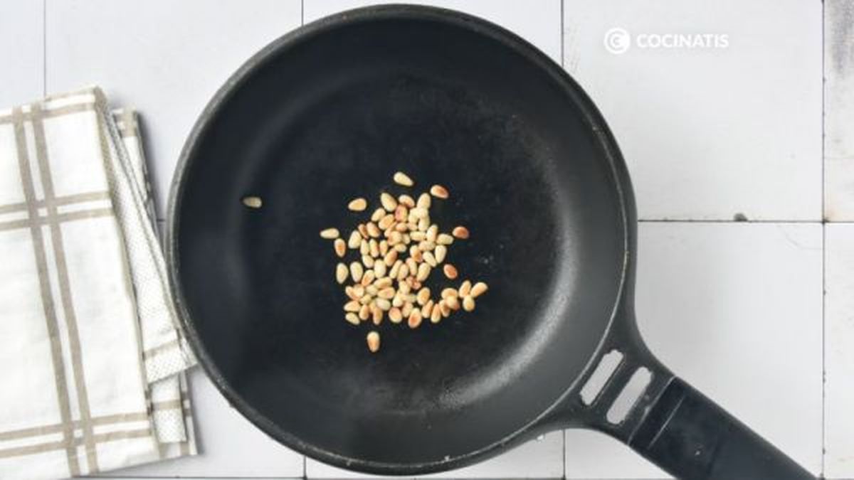 Tostamos los piñones en una sartén