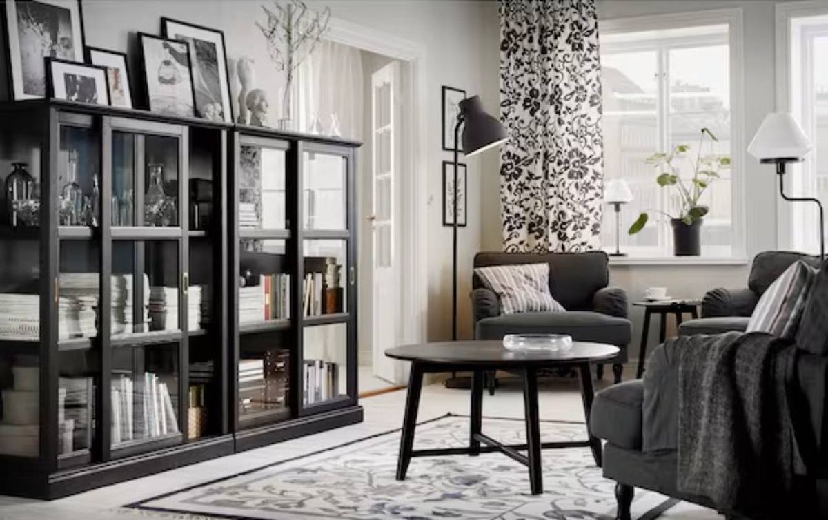 Salón en blanco y negro con vitrina.