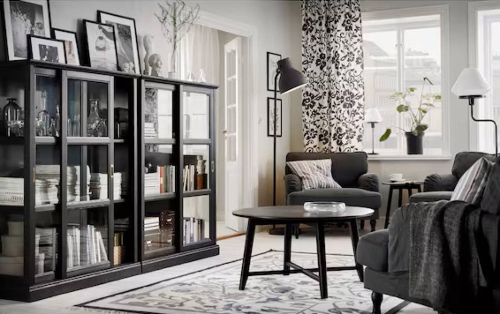 Salón en blanco y negro con vitrina.