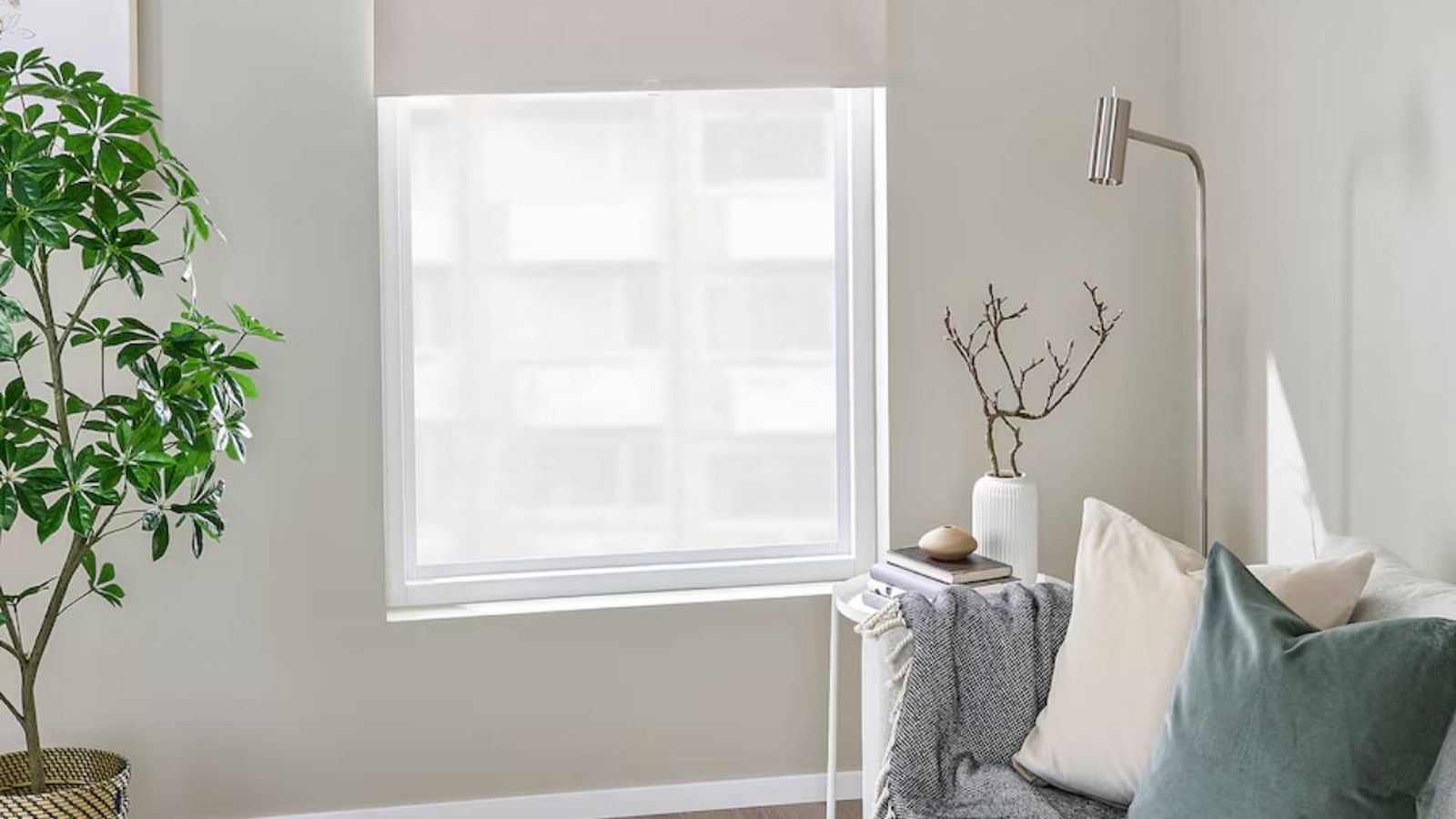 Salón moderno con estor opaco Fönsterblad.