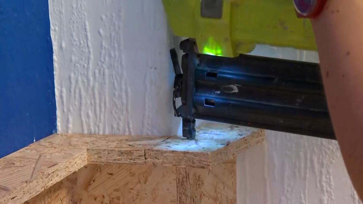 DEKO706 Dormitorio juvenil azul friso iluminado paso8