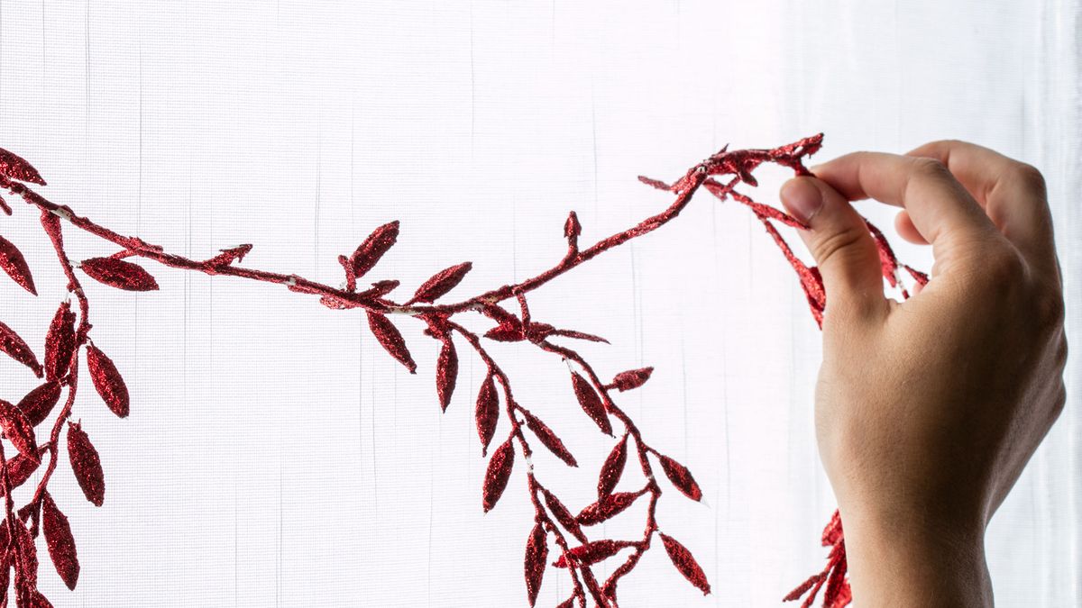 decorar ventanas guirnaladas blanco rojo paso 2