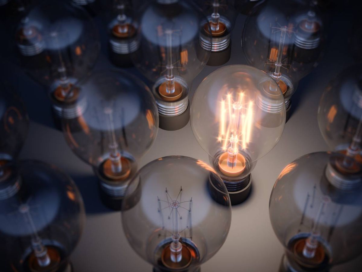 Recuerda hacerlo con precaución y usar el tipo de bombilla correcto.