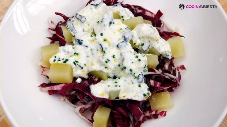 Ensalada de patata y radiccio, aliñada con yogur