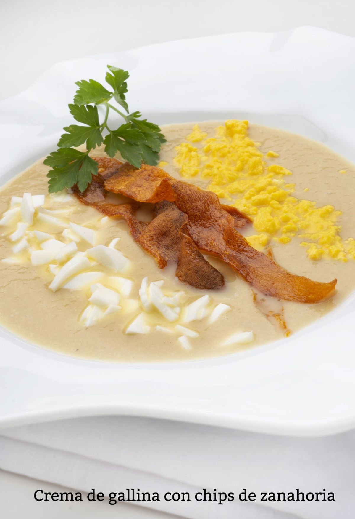 crema de gallina con chips de zanahoria v