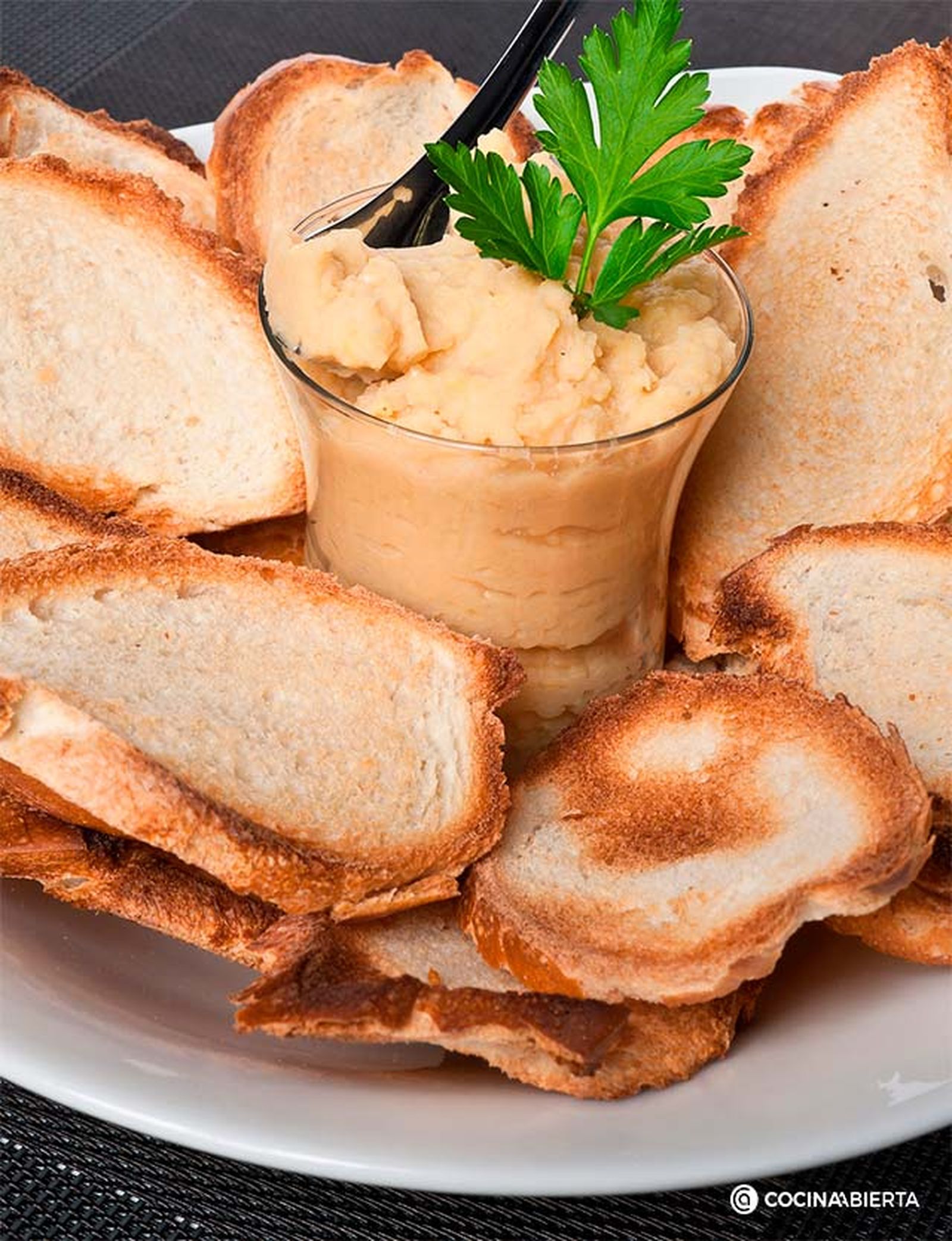 hummus casero de garbanzos, vertical