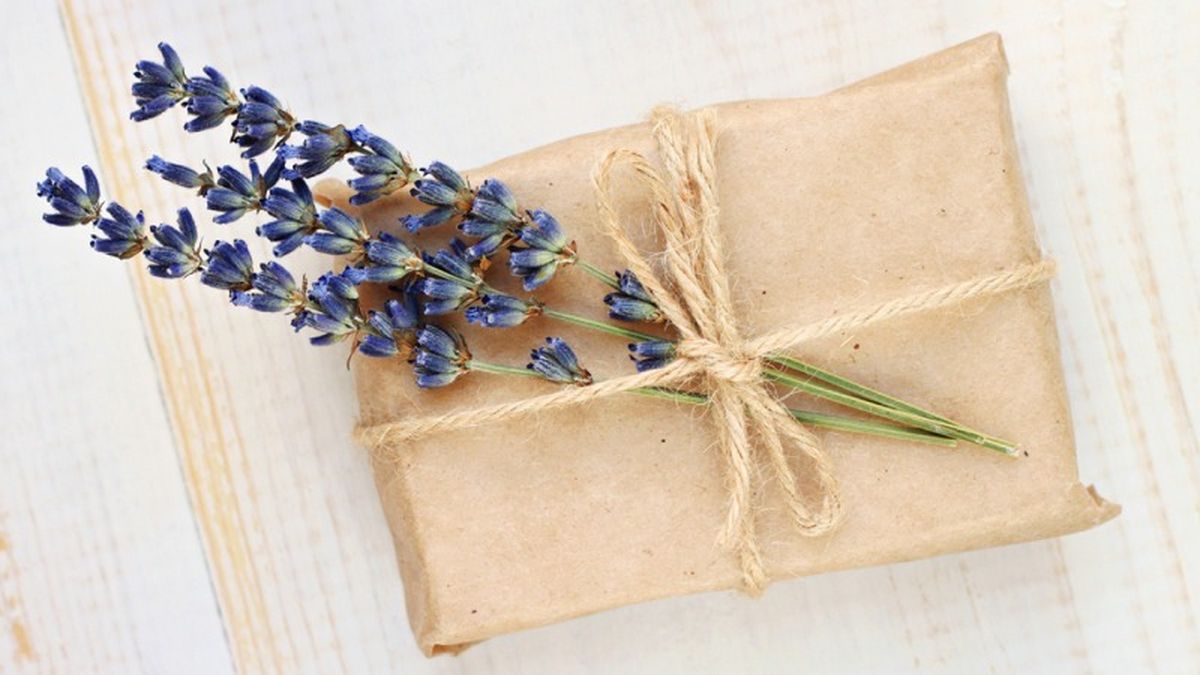 Ramas de lavanda decorando el regalo
