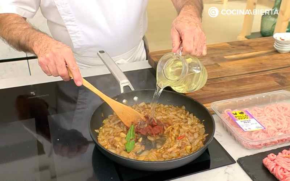 Prepara la salsa de tomate y cebolla