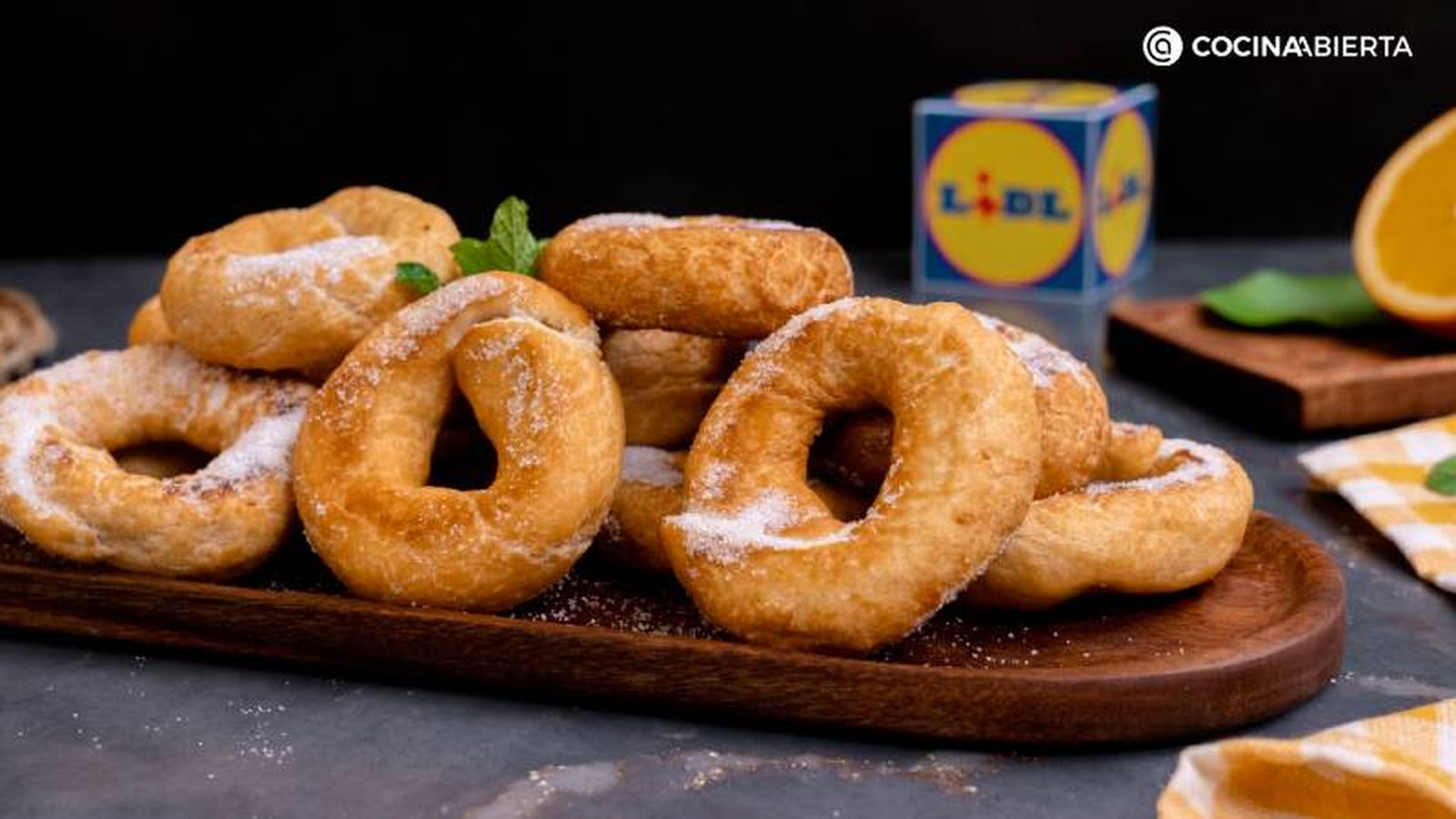 Sirve las rosquillas de naranja caseras