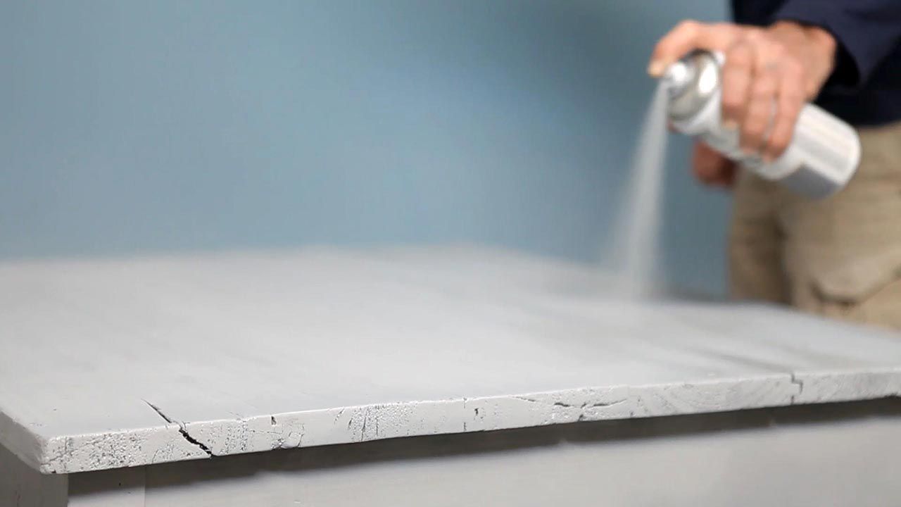 Como pintar una mesa con pintura al agua de efecto tiza paso 4