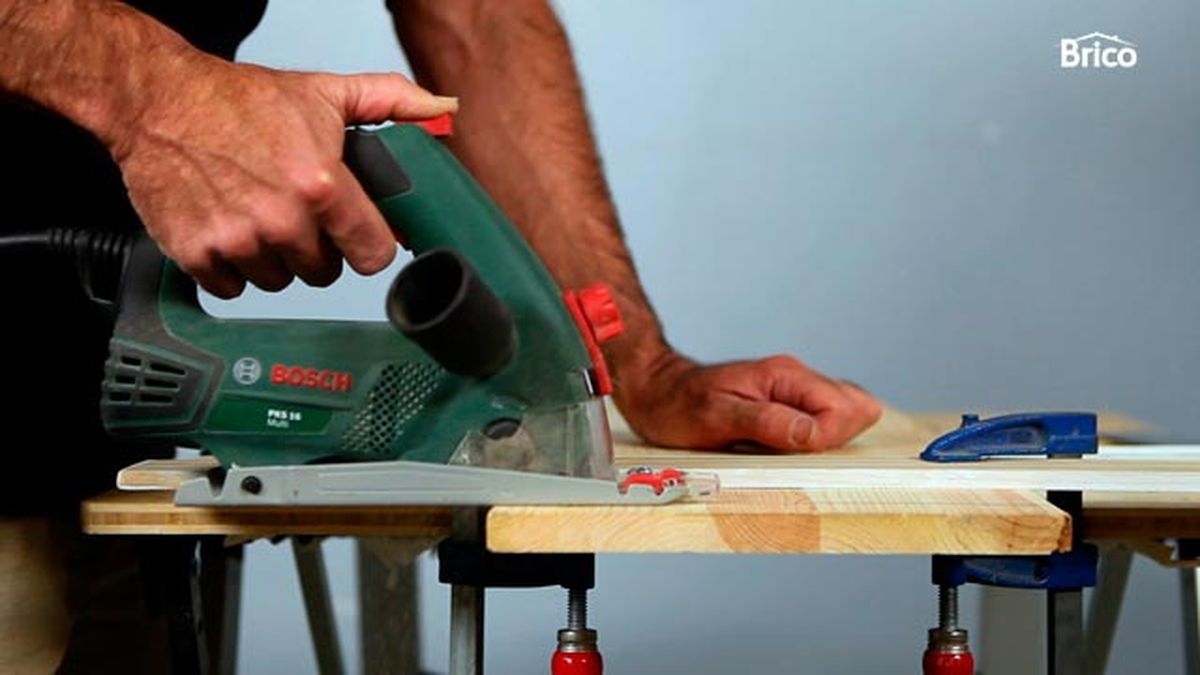 Cómo hacer ranuras en madera con la sierra paso 3