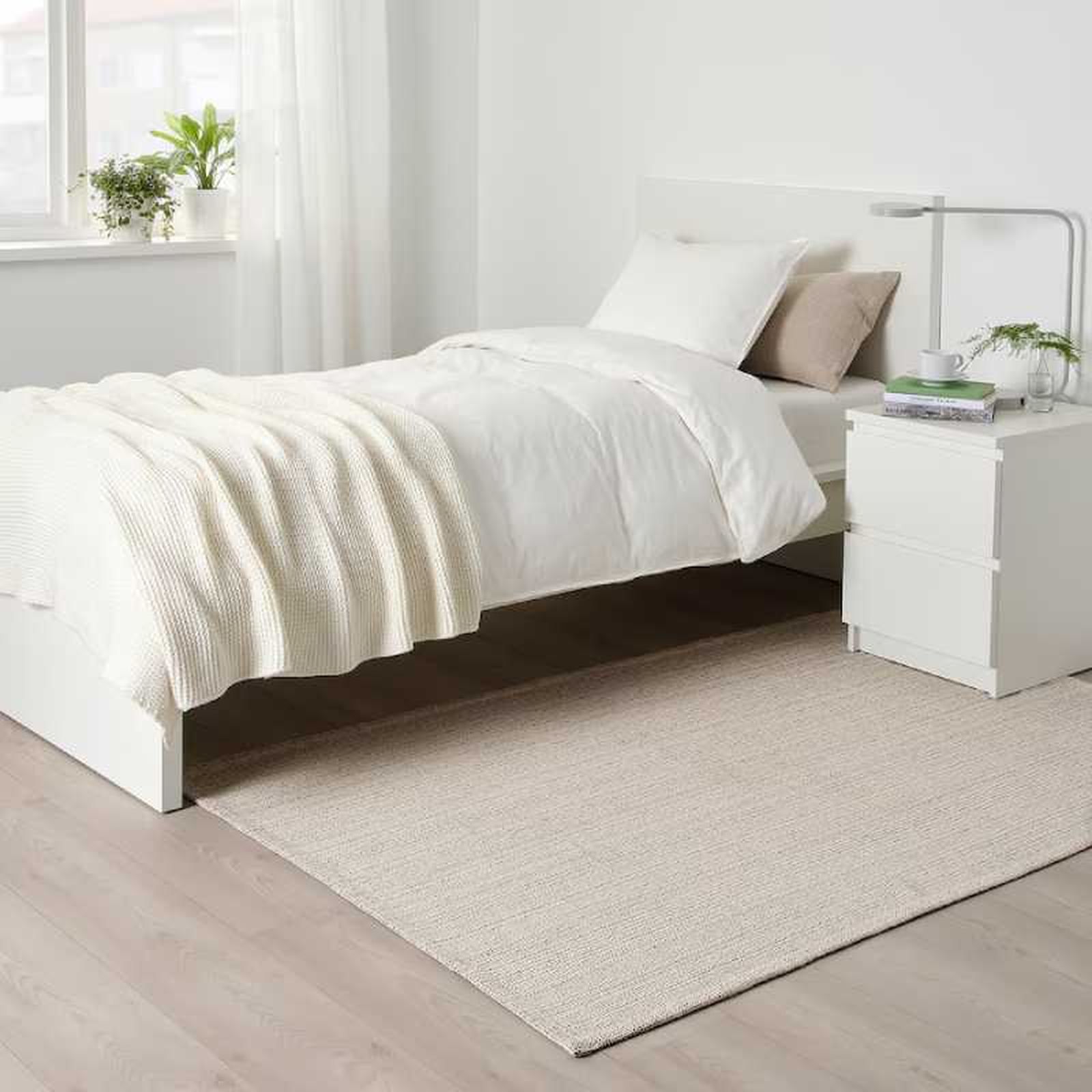 Dormitorio con alfombra natural TIPHEDE.