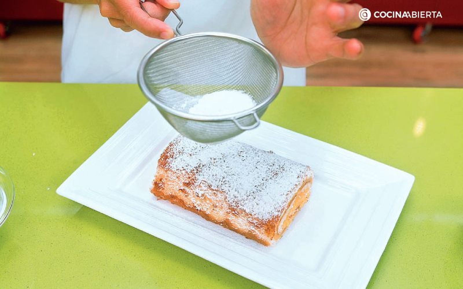 Mantén el colador a unos 5 cm del postre, para una cobertura uniforme